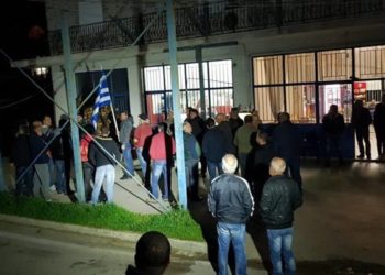 «Μπλόκο» κατοίκων της Καρίτσας σε πούλμαν με ασυνόδευτα προσφυγόπουλα