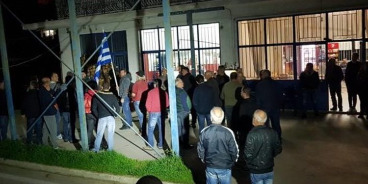 «Μπλόκο» κατοίκων της Καρίτσας σε πούλμαν με ασυνόδευτα προσφυγόπουλα
