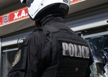 Επίθεση σε γραφεία της X.A. – Τραυματίστηκαν 2 αστυνομικοί στη διάρκεια της καταδίωξης των δραστών