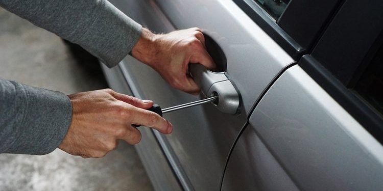 Με ηλεκτρονικό «αντικλείδι» άνοιγαν σταθμευμένα αυτοκίνητα σε σταθμούς εξυπηρέτησης αυτοκινητιστών    