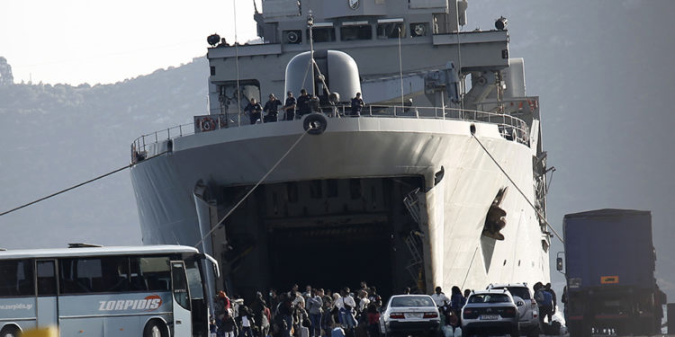 Με αρματαγωγά από τη Μόρια στην Ελευσίνα 795 αιτούντες άσυλο