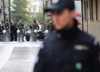 Εξάρχεια: Επιχείρηση σε πολυκατοικία στη Στουρνάρη