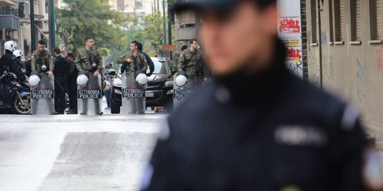 Εξάρχεια: Επιχείρηση σε πολυκατοικία στη Στουρνάρη