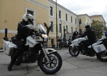 Ένταση στην Ευελπίδων κατά την προσαγωγή των 32 συλληφθέντων από τα επεισόδια στα Εξάρχεια