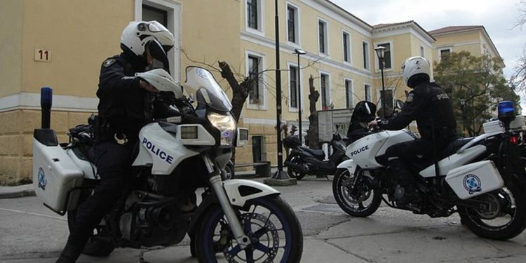 Ένταση στην Ευελπίδων κατά την προσαγωγή των 32 συλληφθέντων από τα επεισόδια στα Εξάρχεια