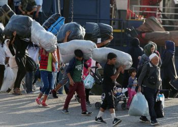 Στο λιμάνι του Πειραιά το «Νήσος Σάμος» με 75 πρόσφυγες από τη Μυτιλήνη