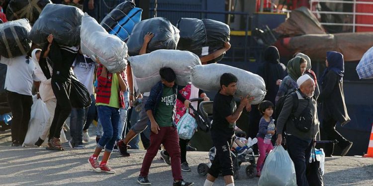 Στο λιμάνι του Πειραιά το «Νήσος Σάμος» με 75 πρόσφυγες από τη Μυτιλήνη