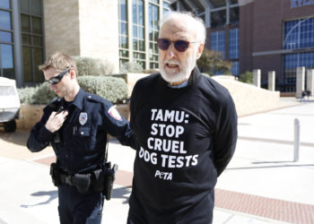 Ο ηθοποιός Τζέιμς Κρόμγουελ συνελήφθη στη διάρκεια διαδήλωσης της PETA στο Τέξας