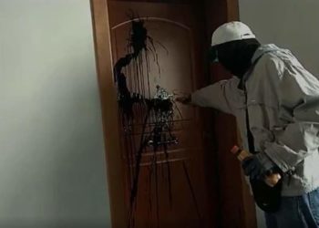 Επίθεση «Ρουβίκωνα» με μπογιές στο πολιτικό γραφείο της Ν. Κεραμέως (ΒΙΝΤΕΟ)