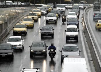 Ανατροπή φορτηγού στην Αθηνών-Λαμίας