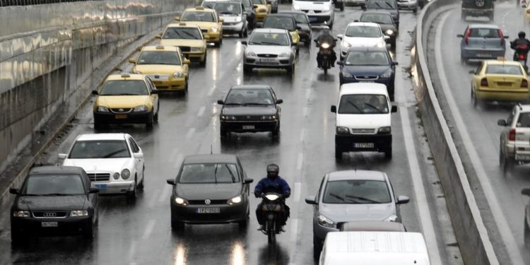 Ανατροπή φορτηγού στην Αθηνών-Λαμίας