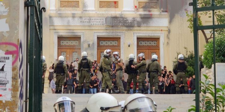 Στο αυτόφωρο ο φοιτητής για τα επεισόδια στην ΑΣΟΕΕ