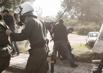 Επεισόδια και χημικά μεταξύ φοιτητών και αστυνομικών στη Σύνοδο των Πρυτάνεων στο Καβούρι