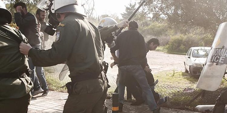 Επεισόδια και χημικά μεταξύ φοιτητών και αστυνομικών στη Σύνοδο των Πρυτάνεων στο Καβούρι