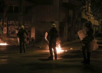 Επίθεση σε διμοιρία των ΜΑΤ στα Εξάρχεια