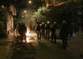 Επεισόδια στα Εξάρχεια: Τραυματίστηκαν αστυνομικοί – Συνελήφθη μέλος του Ρουβίκωνα (ΦΩΤΟ)