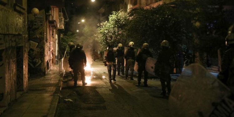 Επεισόδια στα Εξάρχεια: Τραυματίστηκαν αστυνομικοί – Συνελήφθη μέλος του Ρουβίκωνα (ΦΩΤΟ)