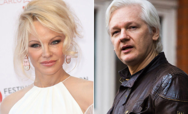 Η Πάμελα Άντερσον ζητά από τον Ντόναλντ Τραμπ να απονείμει χάρη στον Τζούλιαν Ασάνζ