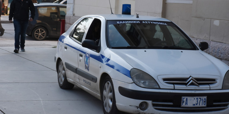 Επ’ αυτοφώρω σύλληψη ηλικιωμένου που κατηγορείται για κλοπές από αυτοκίνητα στη βορειανατολική Αττική