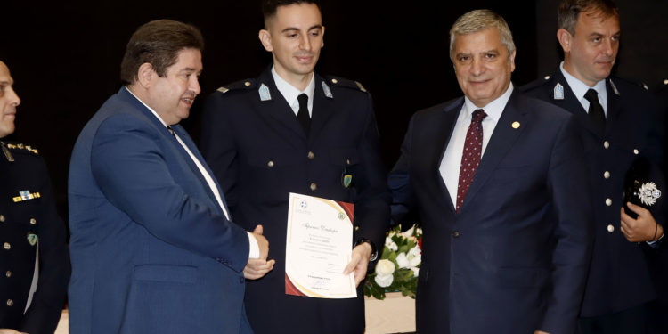Ζωόφιλοι αστυνομικοί βραβεύτηκαν από την Περιφέρεια Αττικής