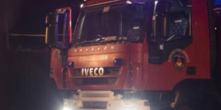 Κάηκαν τρία αυτοκίνητα σε πυλωτή πολυκατοικίας στον Ταύρο