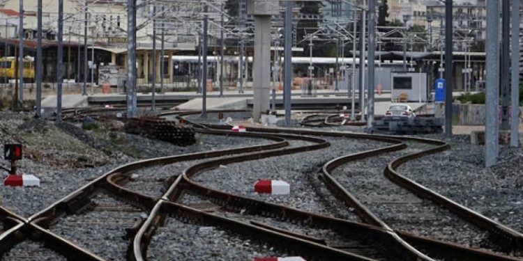 Σύγκρουση τρένων στο σιδηροδρομικό σταθμό Ρέντη – Καθυστερήσεις στον προαστιακό Αθηνών