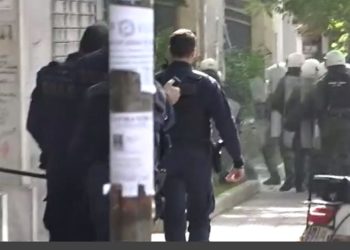 Ένταση με χημικά και χειροβομβίδες κρότου λάμψης στο Οικονομικό Πανεπιστήμιο – Κλειστή η Πατησίων