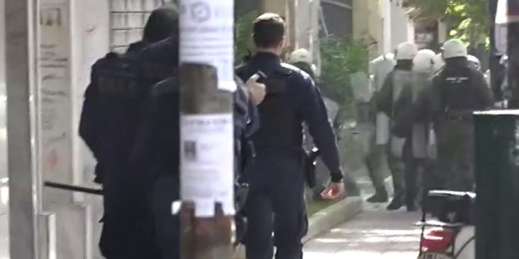 Ένταση με χημικά και χειροβομβίδες κρότου λάμψης στο Οικονομικό Πανεπιστήμιο – Κλειστή η Πατησίων