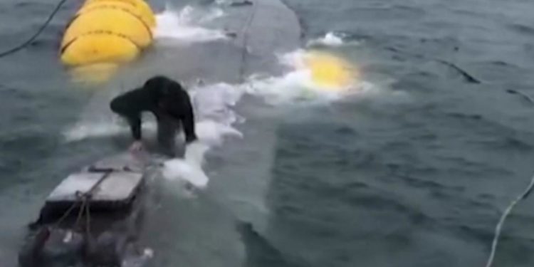 Τρεις τόνους κοκαΐνη αξίας 100 εκ. ευρώ μετέφερε υποβρύχιο που συνελήφθη στα ανοικτά της Γαλικίας