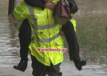 Η στιγμή της διάσωσης ηλικιωμένου ζευγαριού στην Κινέτα και μιας γυναίκας στους Αγίους Θεοδώρους Κορινθίας