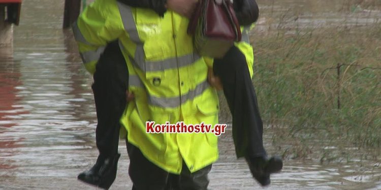 Η στιγμή της διάσωσης ηλικιωμένου ζευγαριού στην Κινέτα και μιας γυναίκας στους Αγίους Θεοδώρους Κορινθίας