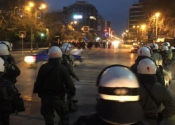 Βόμβες μολότοφ εναντίον αστυνομικών στη Θεσσαλονίκη – 14 προσαγωγές