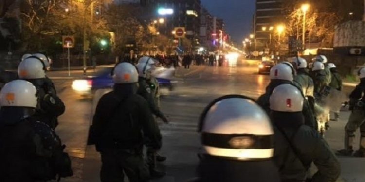 Βόμβες μολότοφ εναντίον αστυνομικών στη Θεσσαλονίκη – 14 προσαγωγές