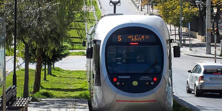 Τραμ: Ξεκινούν τα δοκιμαστικά δρομολόγια στον Πειραιά – Πού θα γίνονται στάσεις