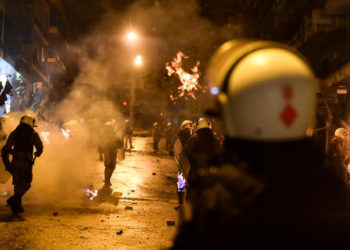 Τραυματίστηκαν τρεις αστυνομικοί έπειτα από επίθεση αγνώστων στα Εξάρχεια – Συνελήφθη 27χρονος     