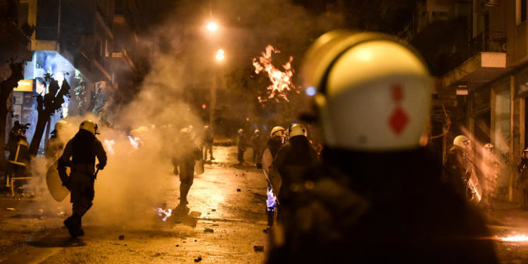 Τραυματίστηκαν τρεις αστυνομικοί έπειτα από επίθεση αγνώστων στα Εξάρχεια – Συνελήφθη 27χρονος