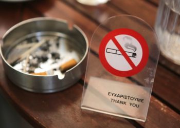 Ρόδος: Πρόστιμο σε καπνιστή μέσα σε καφετέρια – Τον «κάρφωσε» πελάτης από διπλανό τραπέζι
