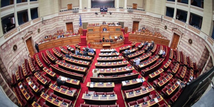 Συνταγματική Αναθεώρηση: Σχέσεις κράτους – εκκλησίας, ελάχιστο εγγυημένο εισόδημα και δικαιώματα, στο επίκεντρο της 2ης μέρας συζήτησης
