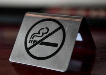 Έπεσαν τα πρώτα πρόστιμα για το κάπνισμα στην Αττική