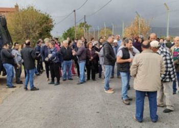 Χίος: Κάτοικοι του χωριού Χαλκειός έκλεισαν τον δρόμο προς το ΚΥΤ της ΒΙΑΛ ζητώντας να κλείσει