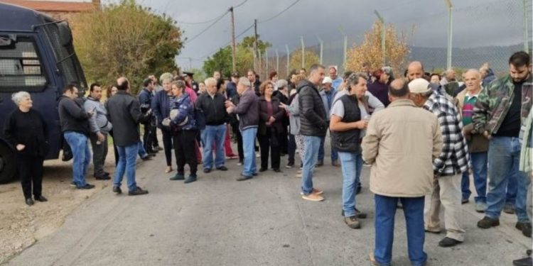 Χίος: Κάτοικοι του χωριού Χαλκειός έκλεισαν τον δρόμο προς το ΚΥΤ της ΒΙΑΛ ζητώντας να κλείσει