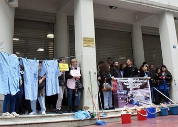 Διαμαρτυρία από τις καθαρίστριες του Δρομοκαΐτειου στο υπ. Υγείας με κουβάδες και καρβέλια