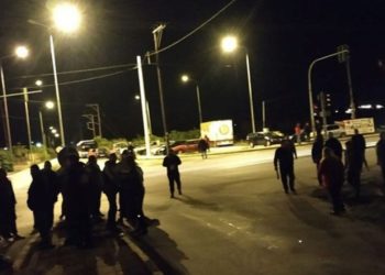 «Μπλόκο» από κατοίκους της Νάουσας σε τρία πούλμαν με πρόσφυγες