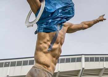 «Βανδάλισαν» το άγαλμα του Ιμπραϊμοβιτς