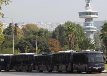 Έβαλαν τον «καρβουνιάρη» να συνοδεύει το «τραίνο»