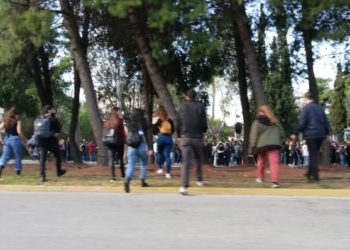 Διαμαρτυρία φοιτητών στο Καβούρι όπου διεξάγεται η σύνοδος των Πρυτάνεων – Στο σημείο και άνδρες της ΕΛΑΣ (ΒΙΝΤΕΟ-ΦΩΤΟ)