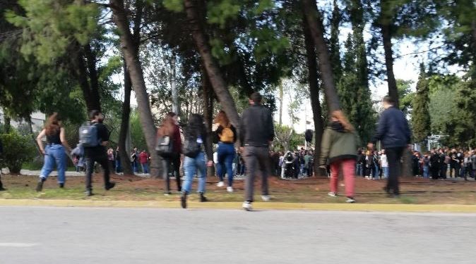 Διαμαρτυρία φοιτητών στο Καβούρι όπου διεξάγεται η σύνοδος των Πρυτάνεων – Στο σημείο και άνδρες της ΕΛΑΣ (ΒΙΝΤΕΟ-ΦΩΤΟ)