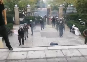 Η στιγμή της εισβολής των ΜΑΤ στην ΑΣΟΕΕ (ΒΙΝΤΕΟ)