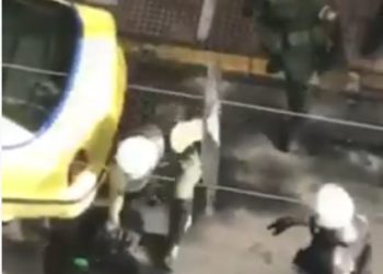 Αστυνομικοί των ΜΑΤ βρίσκουν σάκο με μολότοφ – ΒΙΝΤΕΟ