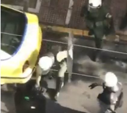 Αστυνομικοί των ΜΑΤ βρίσκουν σάκο με μολότοφ – ΒΙΝΤΕΟ